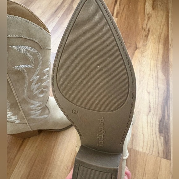 Elegant Tan Western Boots - Picture 4 of 4